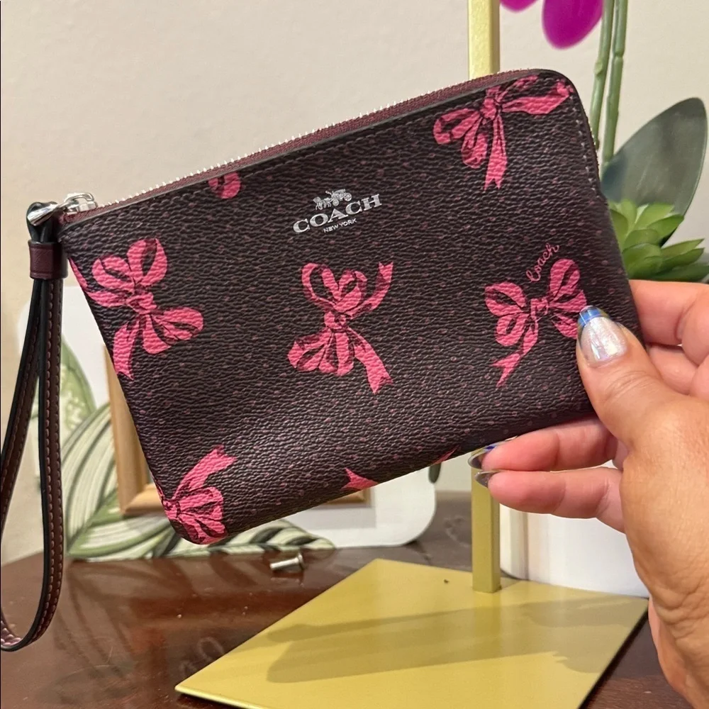 Coach elegant wristlet